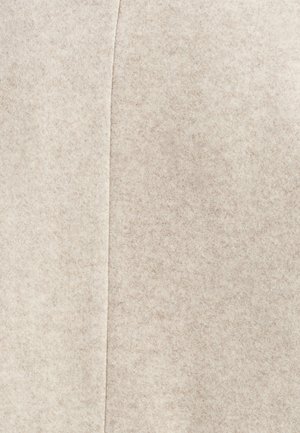 Beidža filca audums ar mīkstu tekstūru, ar smalku rakstu un vertikālu šuvju detaļu. Piemērots apģērbiem vai aksesuāriem.