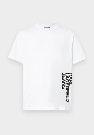 Hvit T-skjorte med korte ermer med teksten "KARL LAGERFELD JEANS" trykt vertikalt i svart på nedre høyre side.