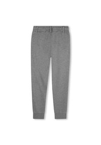 Sive trenirke iz mehke tkanine z zožano obliko, elastičnim pasom in rebrastimi manšetami na gležnjih. Žepi niso vidni.