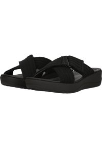 Zwarte sandalen met gestructureerde stoffen banden in een kruismotief, een zachte voetbed en een gevoerde wigzool voor extra comfort.
