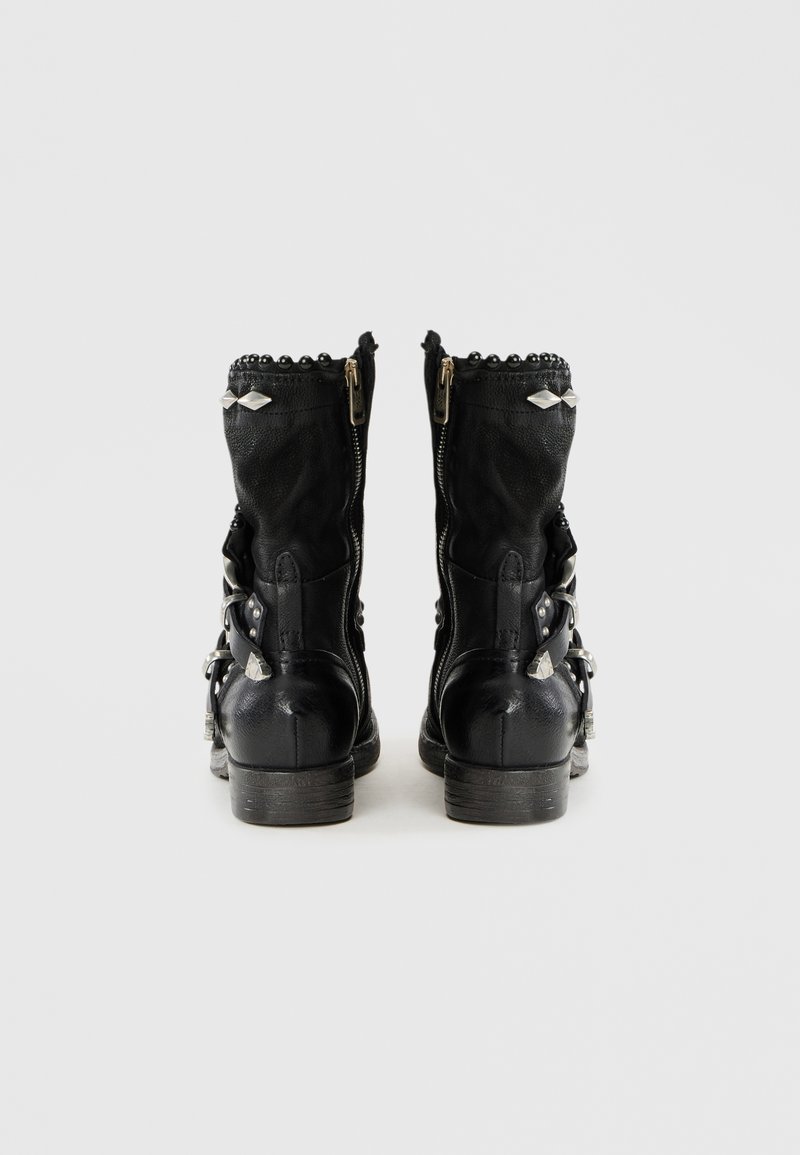 Schwarze Lederstiefeletten verfügen über eine strukturierte Oberfläche, rückseitige Reißverschlüsse, dekorative Nieten und einen gewellten Rand mit Perlenakzenten.