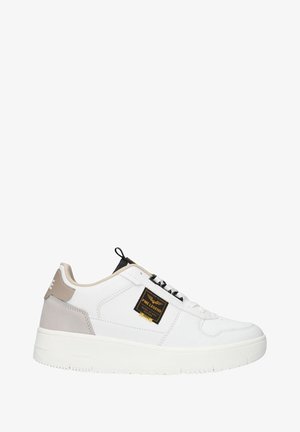 Baskets blanches avec des accents beiges, en cuir et matériaux synthétiques, bout rond, design à lacets, col rembourré, et une pièce logo sur le côté.