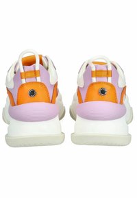 Baskets multicolores avec une base blanche, des accents violets et oranges, un talon texturé et des languettes à l'arrière pour un enfilage facile.