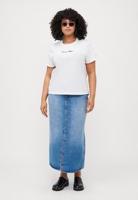 Tommy Hilfiger Curve CLASSIC SCRIPT TEE - T-shirt con stampa - ecru