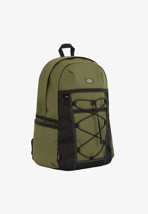 Olivgrüner Rucksack mit schwarzen Akzenten, ausgestattet mit einer Reißverschlusstasche vorne, elastischem Kordeldetail und strapazierfähigem Stoff. Gepolsterte Träger und Griff.