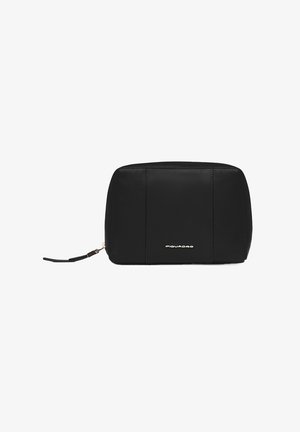 Pochette rectangulaire en cuir noir avec fermeture éclair et petit logo doré au centre avant, sur fond blanc.