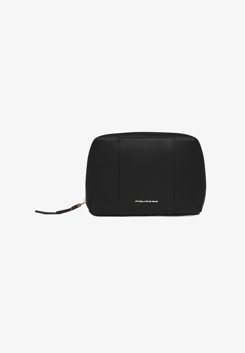 Zwarte leren rechthoekige etui met rits en klein gouden logo in het midden aan de voorkant, op witte achtergrond.