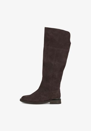 De grandes bottes en suède marron avec une texture lisse, un bout rond et un petit talon empilé. Présentent une silhouette épurée et des détails de couture sur le côté.