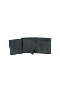 Cartera de cuero negro con múltiples ranuras para tarjetas, un compartimento para billetes y un interior texturizado. Presenta una marca en relieve en un lado.