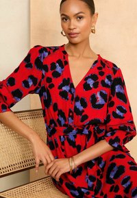 Love & Roses 3/4 SLEEVE BELTED PETITE - Maksi suknelė - red animal