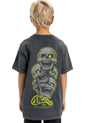 Grå bomulds t-shirt med et grafisk tryk af stakke af kranier med grønne detaljer på ryggen. Korte ærmer og afslappet pasform.