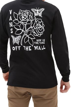 Schwarzes Langarmshirt mit weißem Grafikdesign, das Rosen, Schmetterlinge und den Text "VANS OFF THE WALL" sowie "NOW IS THE TIME" zeigt.