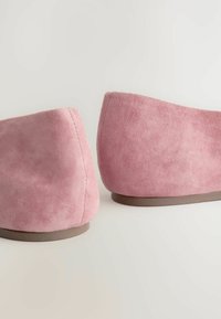 Roosa nahast kingad, millel on sile tekstuur ja ümar tagumine osa, madala pruuni tallaga. Kujundus on minimalistik ja elegantne.