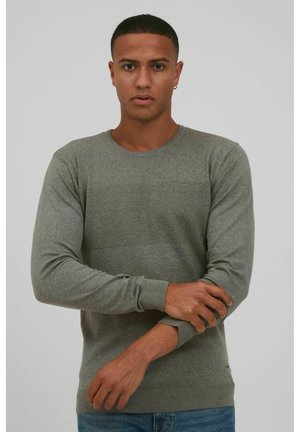 Suéter gris de punto con mangas largas, cuello redondo y rayas texturizadas. Terminado con puños y dobladillo de canalé. Ajuste casual.