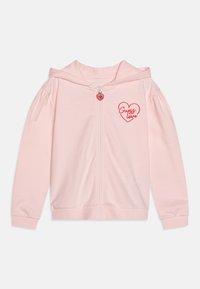 Rosa zip-up hettegenser i myk stoff, med hjerteformet "Guess love" broderi på venstre bryst. Designet inkluderer hette og ribbede mansjetter.