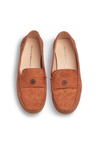 Brązowe skórzane mokasyny z teksturowanym falistym wzorem, detalami przeszycia i okrągłym logo na cholewce. Czekoladowa gumowa podeszwa.