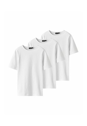 Tři jednoduchá bílá trička s krátkým rukávem a kulatým výstřihem, naskládaná a zarovnaná diagonálně s černými značkovými štítky uvnitř límce.