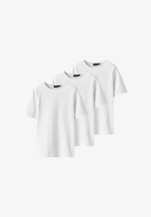 Tre ensfarvede hvide t-shirts med korte ærmer og rund hals, stablet diagonalt justeret med sorte mærkeetiketter på indersiden af kraven.