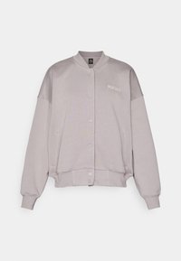 Svetlo šedá bomber bunda, ktorá má zapínanie na gombíky, bočné vrecká, rebrované manžety a mäkkú, štruktúrovanú látku. Minimalistický prvok s logom.