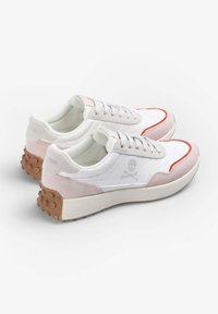 Bílé tenisky s růžovými a červenými akcenty, semišovými detaily, kulatou špičkou, texturovanou gumovou podrážkou a logem se symbolem lebky na boku.