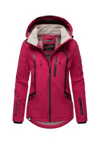 Ženska svijetlo ružičasta softshell jakna s kapuljačom, prednjim patentnim zatvaračem, više zip džepova, crnim detaljima i flis podstavom unutar ovratnika.