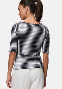 Gestreept katoenen topje met een aansluitend ontwerp, navy en witte kleuren, gegolfde mouwen en een ronde halslijn. Achteraanzicht weergegeven.