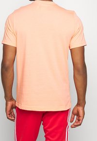 adidas Originals Basic T-shirt - light pink
