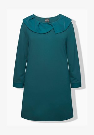 Turkusowa sukienka z długimi rękawami i dużym, złożonym kołnierzem. Wykonana z gładkiego materiału o prostym, prostym kroju. Bez wzorów ani akcentów.