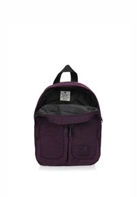Zaino viola con finitura strutturata; presenta due tasche anteriori con zip, una maniglia superiore e una fodera interna grigia.