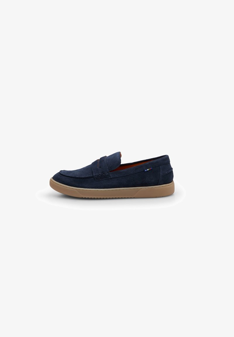 Pantofii slip-on din suede de culoare bleumarin cu vârful rotunjit, talpă din cauciuc maro și detalii de cusătură subtile pe partea superioară. Textură netedă.