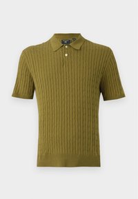 Polo de punto verde olivo con mangas cortas, que presenta un patrón de trenzas texturizado, dobladillo acanalado y tapeta de tres botones.