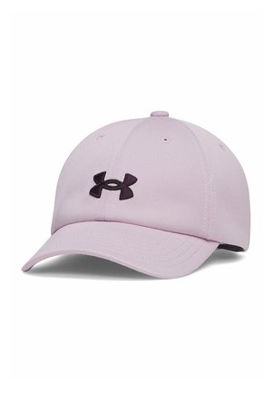 Gorra de béisbol de color púrpura claro con una visera curvada y un logo negro de Under Armour en el centro delantero.