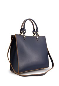 Marineblaue Lederhandtasche mit strukturierter Form, goldenen Hardware-Akzenten und kontrastierenden hellbraunen Nähten. Verfügt über zwei Griffe und einen verstellbaren Riemen.