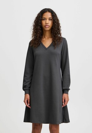 Dunkelgraues langärmliges Kleid mit V-Ausschnitt, aus einem glatten Stoff gefertigt, mit entspannter Passform und dezenten Seitenschlitzen für mehr Bewegungsfreiheit.