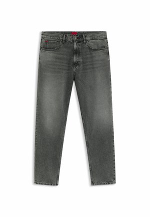 Jeans in denim grigio con finitura sbiadita, taglio dritto, cinque tasche e un'etichetta rossa sulla vita, realizzati in tessuto testurizzato.