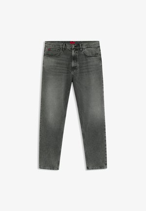 Grå denim jeans med en falmet finish, lige ben, fem lommer og et rødt logo-tag på taljen, med tekstureret stof.