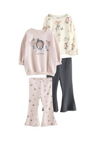 Deux hauts et deux pantalons. Un sweat-shirt rose avec un motif graphique, un haut crème avec des illustrations, des leggings roses à motifs, et un pantalon gris évasé.