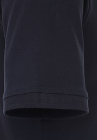 Niebieska koszulka polo z krótkim rękawem, wykonana z teksturowanej tkaniny. Zakończenie rękawów z mankietem i subtelnym prążkowaniem, prezentująca czysty, ergonomiczny design.