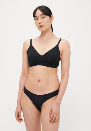 Čierna súprava spodnej bielizne s braletkou s výstrihom do V a tenkými ramienkami, v kombinácii s nízkymi bikini nohavičkami, hladká textúra.