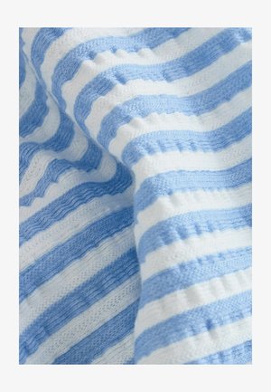 Tejido a rayas con bandas alternas de azul claro y blanco, texturizado con un patrón en ondas, material de punto suave y caída ligera.