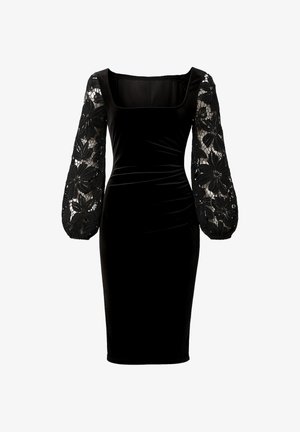 Zwart fluwelen jurk met een aansluitende silhouet, vierkante halslijn en lange pofmouwen met bloemengenerfd kant. Soepele textuur overal.