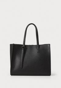 Zwarte leren tote bag met twee lange handvatten, een rechthoekige vorm, een gladde textuur en een ritssluiting aan de bovenkant. Bevat subtiele logo-details.