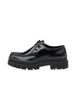Scarpe in vernice nera con punta arrotondata, design con lacci e una suola in gomma spessa e testurizzata caratterizzata da profonde scanalature per una migliore aderenza.