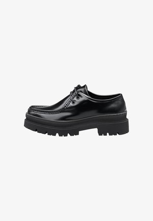 Chaussures en cuir verni noir avec un bout arrondi, un laçage classique et une semelle en caoutchouc épaisse et texturée avec de profondes rainures pour une meilleure adhérence.