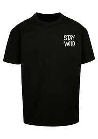 Sort bomulds t-shirt med kortærmer og rund halsudskæring. Foran venstre bryst er der hvid tekst "STAY WILD" i fed skrift.