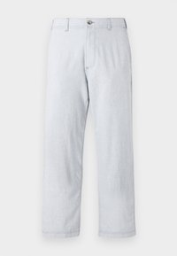 Pantalones rectos de color gris claro, hechos de una tela texturizada. Presentan un cierre frontal con botón y presillas para cinturón. Sin patrones o acentos visibles.