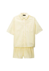 Ensemble de pyjama deux pièces à rayures jaunes composé d'un haut à manches courtes avec boutons et de shorts assortis, fabriqué en tissu doux.