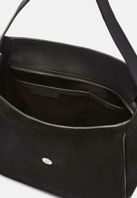 Borsa in pelle e suede nera con scomparto con zip, texture liscia e dettagli in metallo argentato. Interno foderato in tessuto.