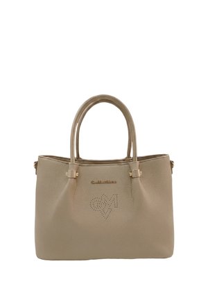 Borsa a mano in pelle beige con due manici, ferrature dorate e design traforato a forma di cuore con iniziali sul davanti.