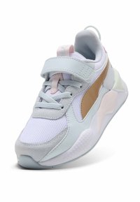 Ljusblå sneakers med rosa och beige accenter, tillverkade av mesh och mocka. Har en kardborreband och en texturerad gummisula.